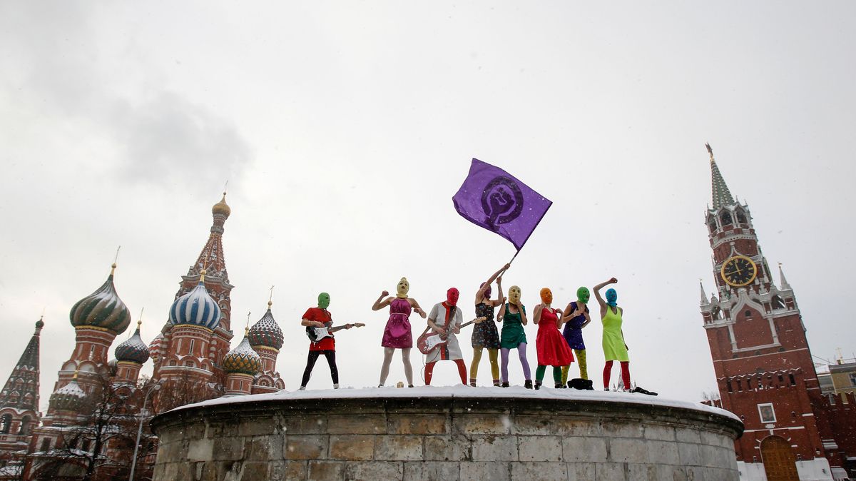 Kapela, která naštvala Putina i Zemana. V Praze zahrají Pussy Riot